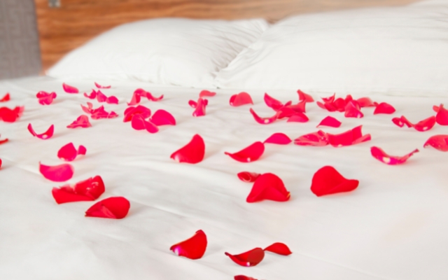 lit avec des petales de rose